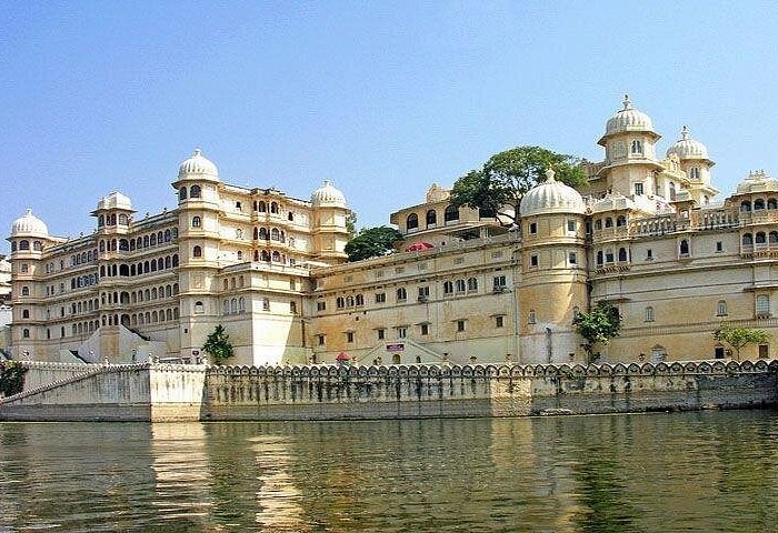 Udaipur City of Lakes Sightseeing Tour